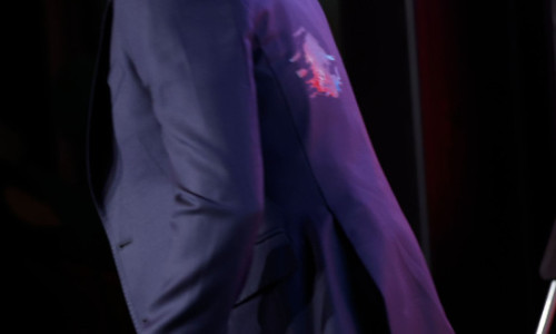 Imagini neverosimile: își lansa cartea, când a fost atacat cu ouă chiar de unchiul său! 