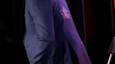 Imagini neverosimile: își lansa cartea, când a fost atacat cu ouă chiar de unchiul său! "Nerușinatule!"