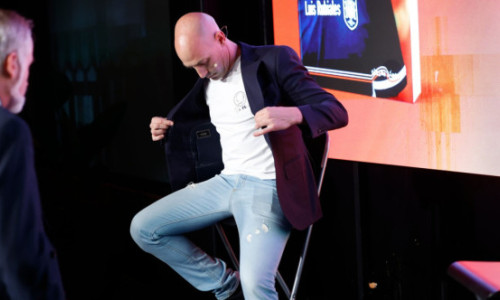 Imagini neverosimile: își lansa cartea, când a fost atacat cu ouă chiar de unchiul său! 