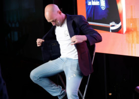 Imagini neverosimile: își lansa cartea, când a fost atacat cu ouă chiar de unchiul său! "Nerușinatule!"