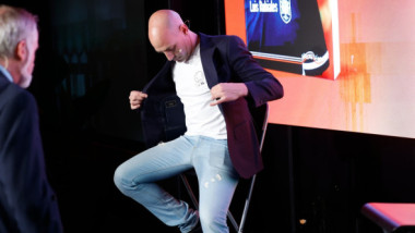 Imagini neverosimile: își lansa cartea, când a fost atacat cu ouă chiar de unchiul său! "Nerușinatule!"