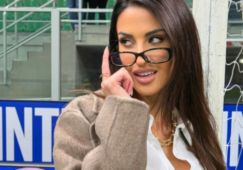 A stat la câțiva metri de Cristi Chivu și a atras toate privirile cu noul ei look: "M-am simțit profesoară azi!"