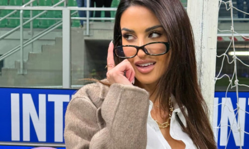 A stat la câțiva metri de Cristi Chivu și a atras toate privirile cu noul ei look: 