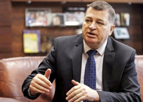 România stă la hotelul celui mai bogat om din Bosnia. Are o avere uriașă, dar preferă mașini second hand