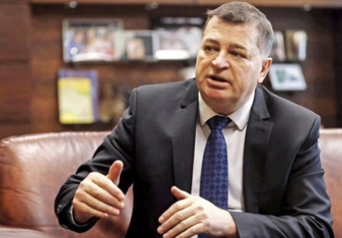 România stă la hotelul celui mai bogat om din Bosnia. Are o avere uriașă, dar preferă mașini second hand