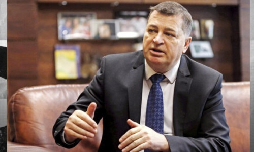 România stă la hotelul celui mai bogat om din Bosnia. Are o avere uriașă, dar preferă mașini second hand