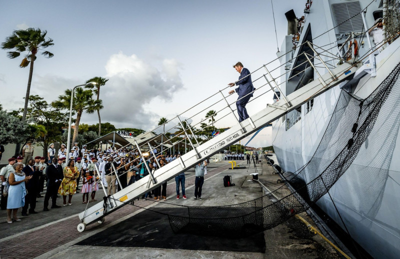 CURACAO - King Willem-Alexander disembarks from naval ship Zr.Ms. Holland. The royal couple and princess Amalia left Aruba by naval ship for Curacao. The princess has a two-week introduction to the countries of Aruba, Curaçao and Sint Maarten and the isla
