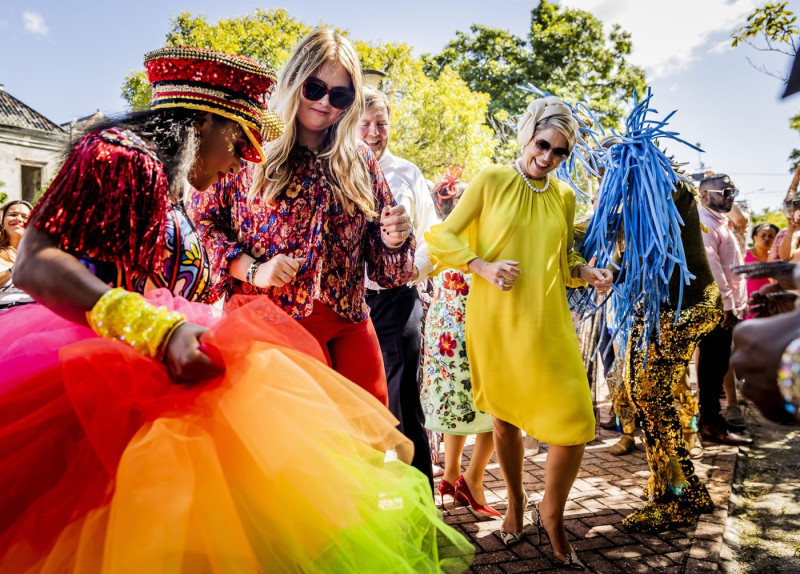 WILLEMSTAD - King Willem-Alexander, Queen Maxima and Princess Amalia dance during a visit to the Scharloo district on Curacao. The Crown Princess has a two-week introduction to the countries of Aruba, Curacao and Sint Maarten and the islands that form the