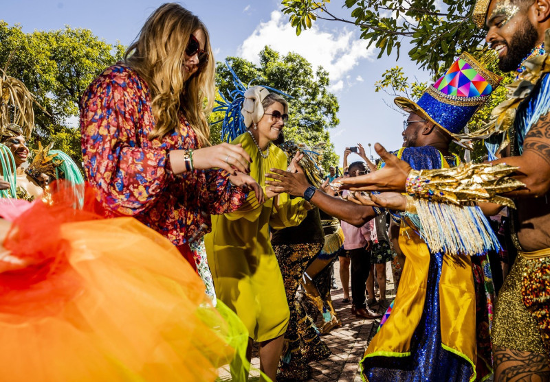 WILLEMSTAD - King Willem-Alexander, Queen Maxima and Princess Amalia dance during a visit to the Scharloo district on Curacao. The Crown Princess has a two-week introduction to the countries of Aruba, Curacao and Sint Maarten and the islands that form the