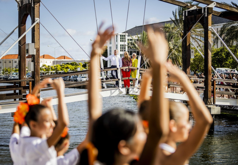 WILLEMSTAD - King Willem-Alexander, Queen Maxima and Princess Amalia watch the performance of ÔWals AmaliaÕ during a visit to the Scharloo district on Curacao. The Crown Princess has a two-week introduction to the countries of Aruba, Curacao and Sint Maar