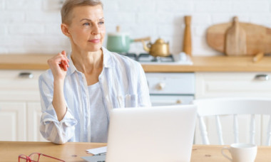 Câți ani sănătoși trăiesc românii? Pensia vine mult mai târziu. Cât timp ducem boala pe picioare?