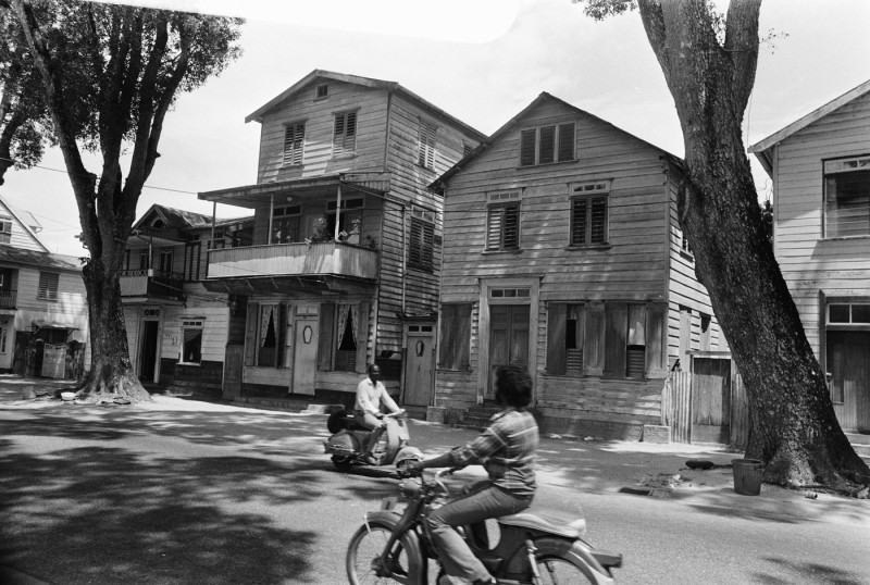 Suriname, De Erven, Poverty Date: April 1, 1975 Keywords: Poverty Person name: De Erven
