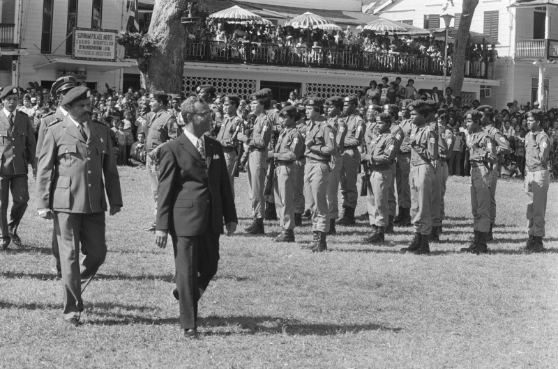 Suriname: independence on 25/11 etc.; defence of military personnel and transfer banner; defence Date: December 1, 1975 Location: Suriname Keywords: MILITARY, INDEVENTIONAL, beeTIONS