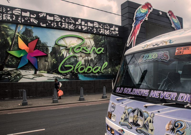 Bus traffic in Paramaribo in Suriname / Photo