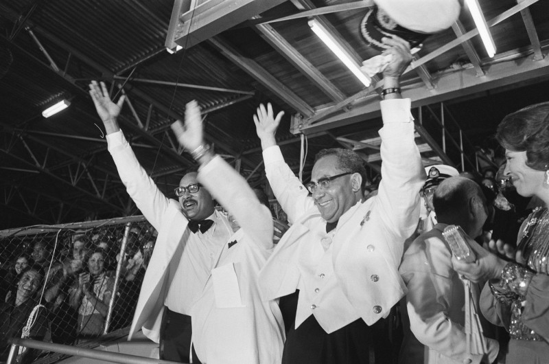 Suriname: independence on 25/11 etc.; ceremonies in Paramaribo stadium (flag change etc.), Arron, Ferrier and Lachmon and others cheering Date: 1 December 1975 Location: Paramaribo, Suriname Keywords: INDEVENCE, FOLTIES, stadiums Personal name: Arron, Fer