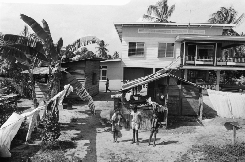 Suriname, De Erven, Poverty; shacks in the foreground, villa behind them Date: April 1, 1975 Keywords: sluts, villas Personal name: De Erven