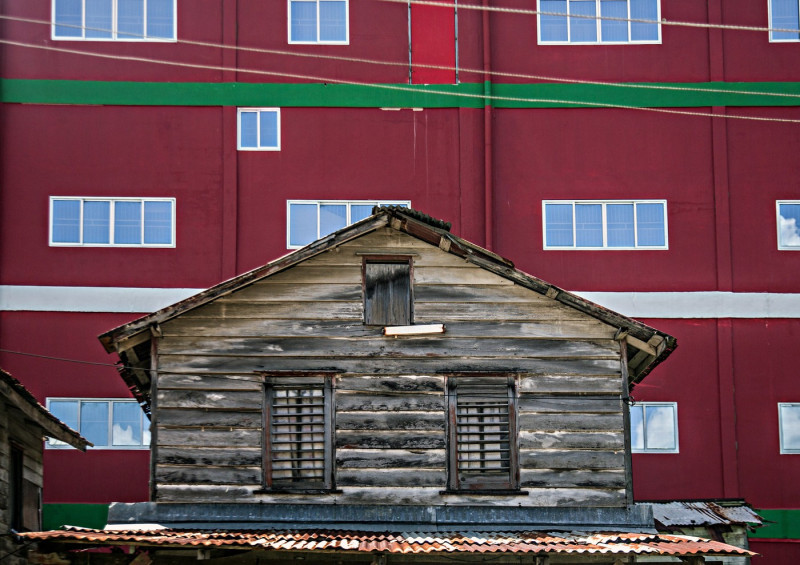 Residential houses in Paramaribo in Suriname / Photo