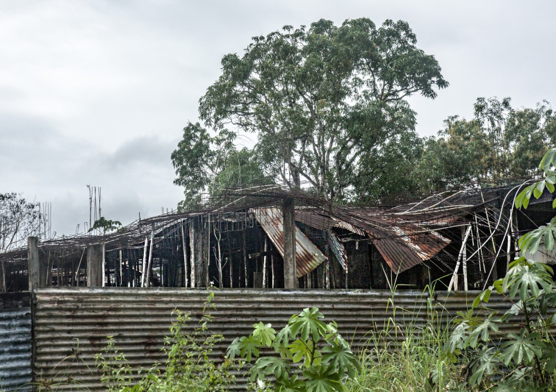 Decayed building in Suriname / Photo