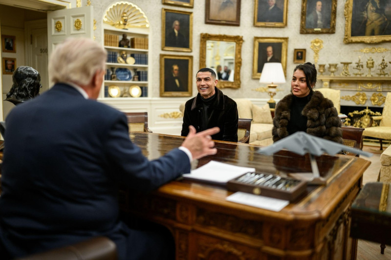 President Donald Trump meets with Cristiano Ronaldo and Georgina Rodríguez in the Oval Office, Tuesday, November 18, 2025. (Official White House Photo by Daniel Torok)