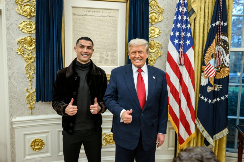 President Donald Trump meets with Cristiano Ronaldo in the Oval Office, Tuesday, November 18, 2025. (Official White House Photo by Daniel Torok)