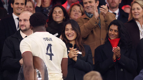 "Iubiți!" Englezii l-au identificat pe bărbatul care a ieșit din apartamentul Emmei Răducanu