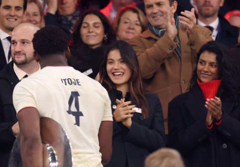 "Iubiți!" Englezii l-au identificat pe bărbatul care a ieșit din apartamentul Emmei Răducanu