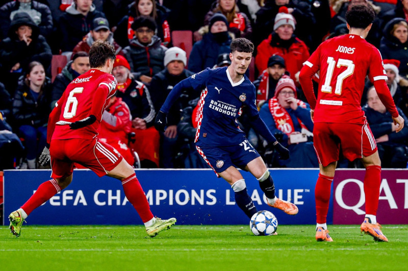 Dennis Man of PSV Eindhoven passes the ball under pressure from Milos Kerkez of Liverpool FC during the UEFA Champions League 2025/26 League Phase MD5 match between Liverpool FC and PSV Eindhoven at Anfield on November 26, 2025 in Liverpool, United Kingdo