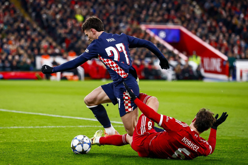 LIVERPOOL - (l-r) Dennis Man of PSV Eindhoven, Milos Kerkez of Liverpool FC during the Champions League match between Liverpool FC and PSV Eindhoven at Anfield Stadium on November 26, 2025, in Liverpool, United Kingdom. ANP SEM VAN DER WAL