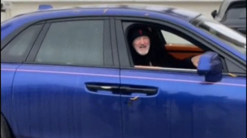 Câțiva puști au scos telefonul să-l filmeze pe Gigi Becali în fața Catedralei Mânturii Neamului: reacția milionarului