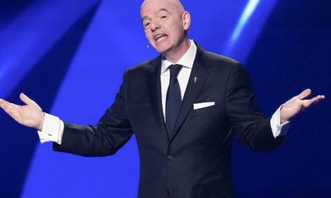 "Omul ăsta n-are nicio rușine!" Președintele FIFA a "comis-o" și la tragere, după selfie-ul cu sicriul lui Pele