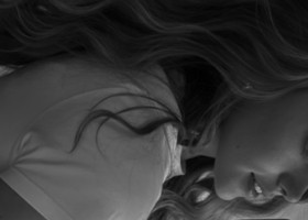 La 21 de ani, a recurs la măsuri ”disperate”: ”M-am gândit: `Cât cântărește sutienul meu?`”. Apoi, a primit o lovitură dură