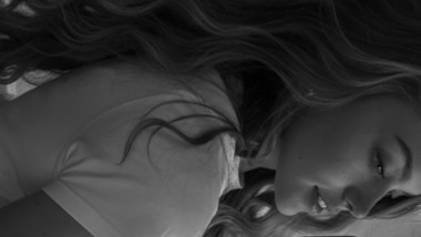 La 21 de ani, a recurs la măsuri ”disperate”: ”M-am gândit: `Cât cântărește sutienul meu?`”. Apoi, a primit o lovitură dură