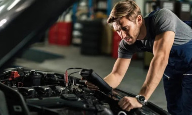 Motivul pentru care trebuie să deconectezi bateria mașinii dacă pleci mai multe zile de acasă în decembrie