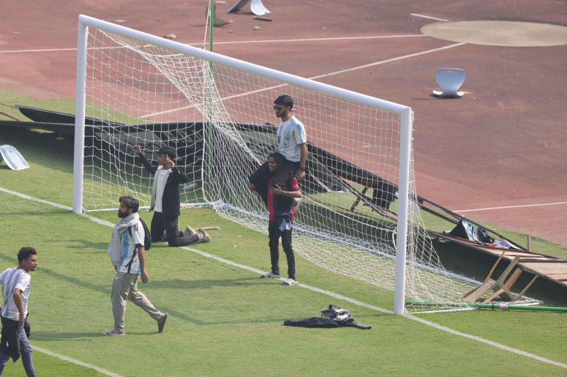 Riot during Lionel Messi G.O.A.T tour 2025 in Kolkata City Of Joy at Vivekananda Yuba Bharati Krirangan(VYBK) Stadium, Kolkata, West Bengal, India 13th December 2025 Photo by Shubhajit Roy Karmakar/Alamy Live News