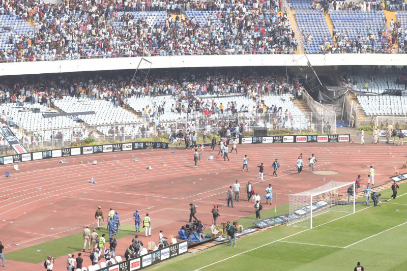 Riot during Lionel Messi G.O.A.T tour 2025 in Kolkata City Of Joy at Vivekananda Yuba Bharati Krirangan(VYBK) Stadium, Kolkata, West Bengal, India 13th December 2025 Photo by Shubhajit Roy Karmakar/Alamy Live News