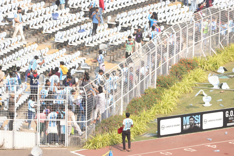 Riot for not fullfilling the wishes of the spectators during Lionel Messi G.O.A.T tour 2025 in Kolkata City Of Joy at Vivekananda Yuba Bharati Krirangan(VYBK) Stadium, Kolkata, West Bengal, India 13th December 2025 Photo by Shubhajit Roy Karmakar/Alamy L