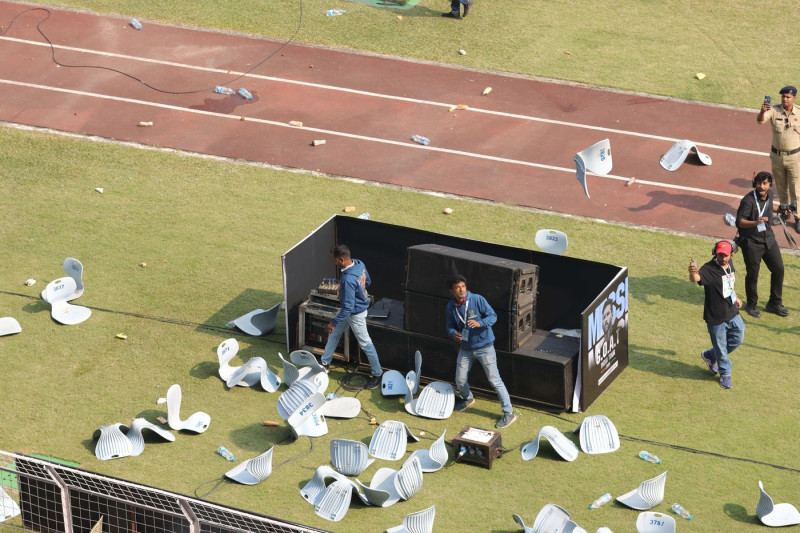 Spectator vandelises the stadium for poor management during Lionel Messi G.O.A.T tour 2025 in Kolkata City Of Joy at Vivekananda Yuba Bharati Krirangan(VYBK) Stadium, Kolkata, West Bengal, India 13th December 2025 Photo by Shubhajit Roy Karmakar/Alamy Li