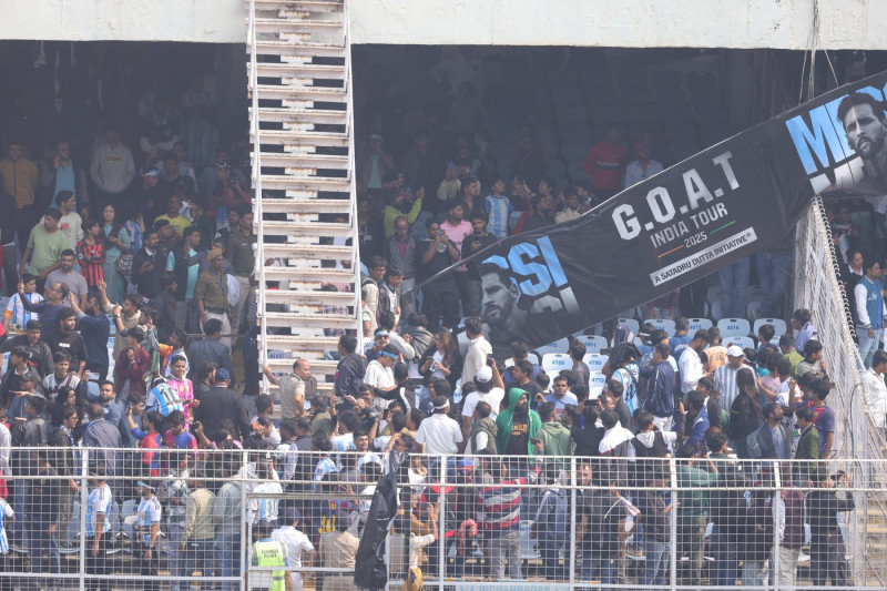 Spectators vandelise the stadium during Lionel Messi G.O.A.T tour 2025 in Kolkata City Of Joy at Vivekananda Yuba Bharati Krirangan(VYBK) Stadium, Kolkata, West Bengal, India 13th December 2025 Photo by Shubhajit Roy Karmakar/Alamy Live News