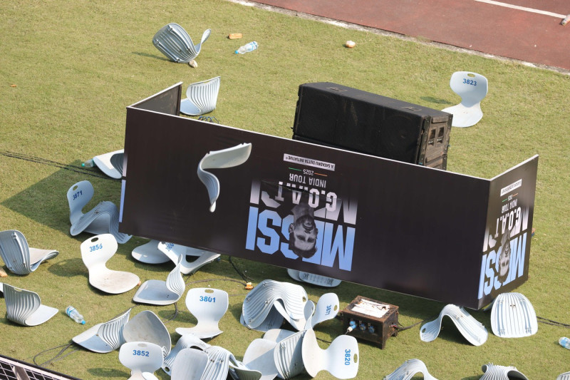 Riot with destruction during Lionel Messi G.O.A.T tour 2025 in Kolkata City Of Joy at Vivekananda Yuba Bharati Krirangan(VYBK) Stadium, Kolkata, West Bengal, India 13th December 2025 Photo by Shubhajit Roy Karmakar/Alamy Live News