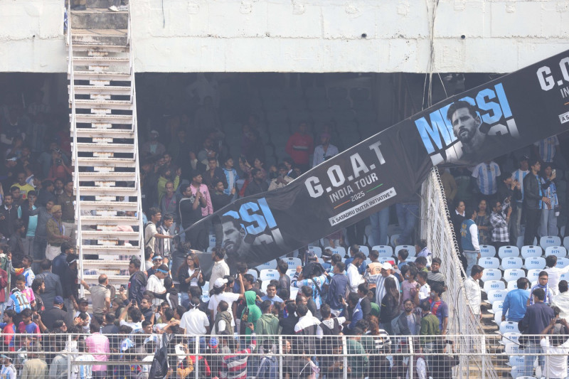 Spectators vandalises the stadium by doing Riot during Lionel Messi G.O.A.T tour 2025 in Kolkata City Of Joy at Vivekananda Yuba Bharati Krirangan(VYBK) Stadium, Kolkata, West Bengal, India 13th December 2025 Photo by Shubhajit Roy Karmakar/Alamy Live Ne