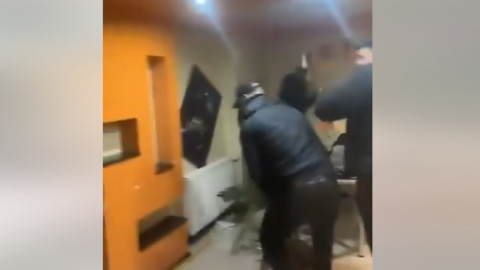 Imagini reprobabile: fanii lui Feyenoord au făcut praf un apartament din București, cu zâmbetul pe buze