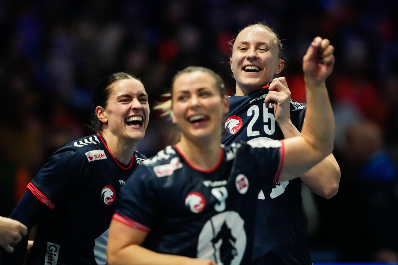 Rotterdam, Netherlands 20251214. Stine Ruscetta Skogrand and Henny Ella Reistad celebrate gold after winning the final of the Women's Handball World Championship against Germany in Ahoy Arena. Photo: Beate Oma Dahle / NTB This text is auto translated