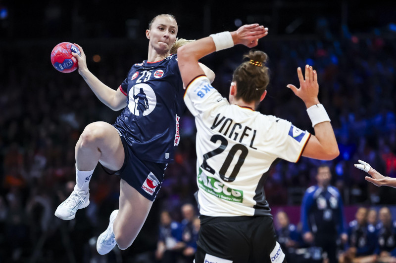 ROTTERDAM - Henny Ella Reistad (Norway) and Emily Vogel (Germany) in action during the World Handball Championship final between Norway and Germany on December 14, 2025, in Ahoy Rotterdam, Netherlands. ANP IRIS VAN DEN BROEK