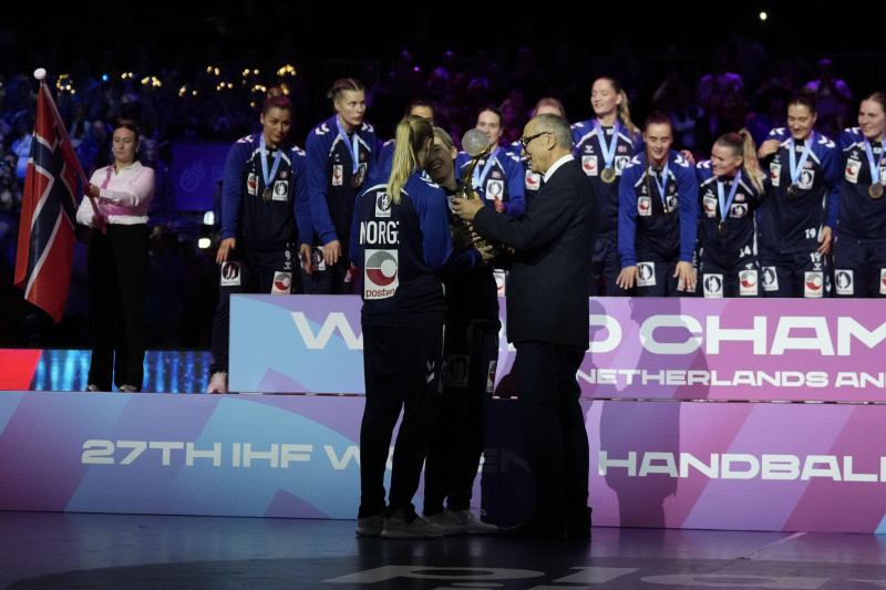 Rotterdam, Netherlands 20251214. Vice President of the International Handball Federation Joel Delplanque presents the World Championship trophy to Norway's goalkeeper Katrine Lunde and Henny Ella Reistad after the final of the Women's World Championship b