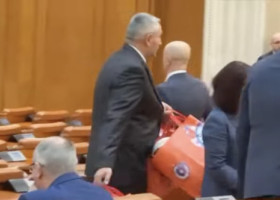 Neverosimil: imagini cum rar se văd, în Parlament înaintea moțiunii de cenzură împotriva Guvernului Bolojan