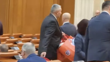 Neverosimil: imagini cum rar se văd, în Parlament înaintea moțiunii de cenzură împotriva Guvernului Bolojan