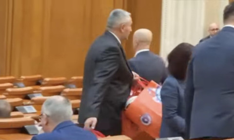 Neverosimil: imagini cum rar se văd, în Parlament înaintea moțiunii de cenzură împotriva Guvernului Bolojan