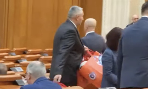 Neverosimil: imagini cum rar se văd, în Parlament înaintea moțiunii de cenzură împotriva Guvernului Bolojan