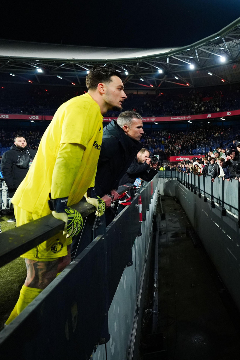 Rotterdam, The Netherlands. 17th Dec, 2025. Rotterdam - Goalkeeper Justin Bijlow of Feyenoord Rotterdam, Coach Robin van Persie of Feyenoord Rotterdam during the second round of the 2025/2026 KNVB Beker. The match is set between Feyenoord Rotterdam and sc