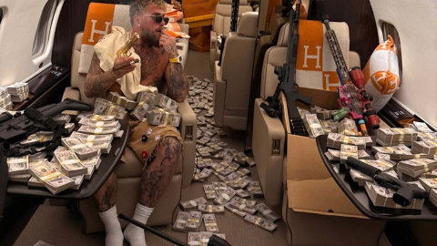 Omul care a câștigat 93.000 $ pe secundă s-a fotografiat cu banii